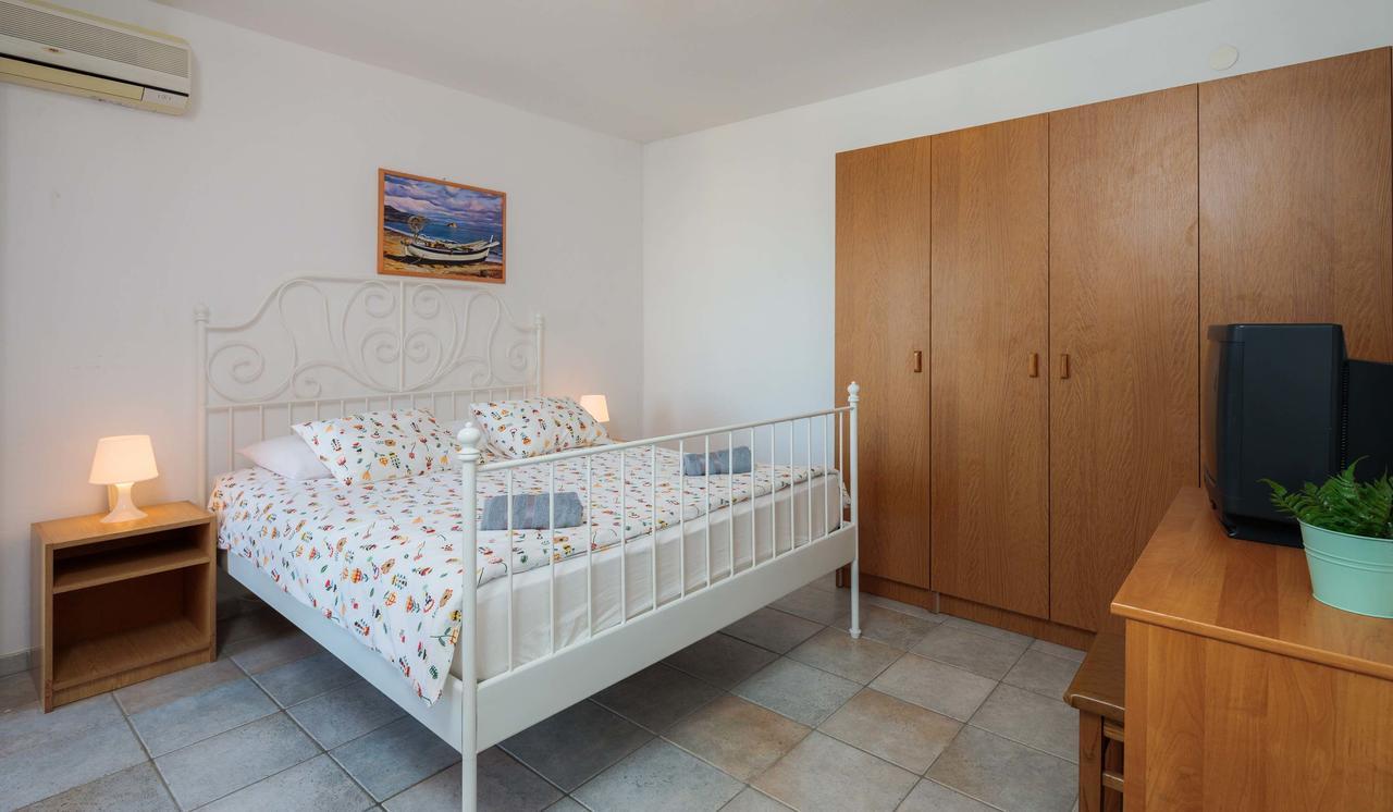 Apartments Loncar Seget Vranjica Exterior photo